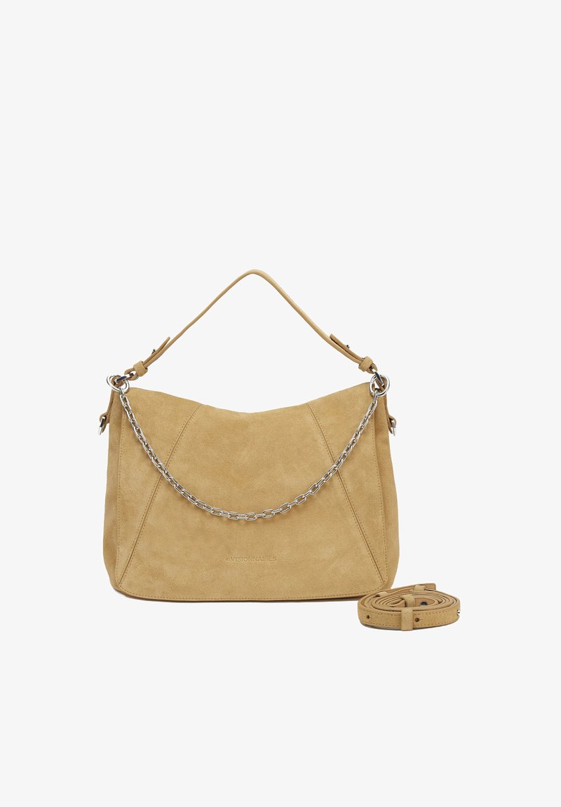 Wildlederhandtasche in Hellbraun mit einer strukturierten Form. Verfügt über einen abnehmbaren Riemen und ein silbernes Kettenakzent. Minimalistisches Design mit diagonalen Nähten.