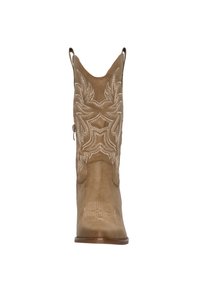Bota de cowboy de cuero marrón claro con punta afilada, patrones de costura elevados y dos lengüetas en el cuello para facilitar su calzado. Textura suave.