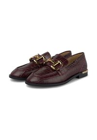 Mocassins bordeaux avec une texture en relief crocodile, dotés d'une boucle dorée et d'une semelle noire plate. Design bas profil avec un bout pointu.