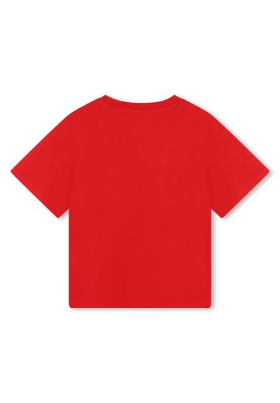 T-shirt en coton rouge à manches courtes avec un col rond, présentant un design uni et une coupe décontractée, une texture lisse et des ourlets cousus.