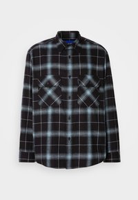 Chemise à carreaux noir et gris à manches longues avec boutons, deux poches poitrine à l'avant et col classique, présentée à plat sur fond blanc.