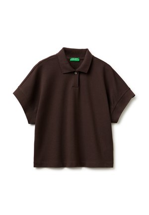 Dunkelbraunes Kurzarm-Poloshirt mit strukturierter Stoffqualität, umgeschlagenem Kragen, einem Knopf und einem kleinen grünen Markenlabel im Nackenbereich.