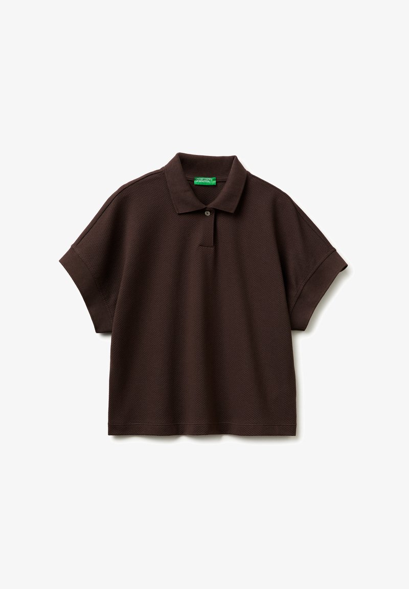 Polo de manga corta de color marrón oscuro con tejido texturizado, cuello vuelto, un botón y una pequeña etiqueta de marca verde en el interior del cuello.