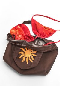 Borsa in tela marrone con grafica solare, contenente un top bikini floreale rosso. La borsa presenta una cerniera e una texture morbida, il bikini ha spalline regolabili.