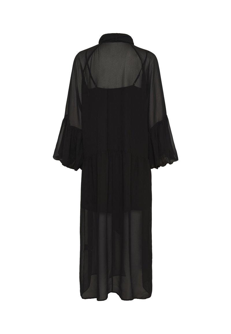 Robe longue noire transparente avec un col montant, des manches trois-quarts amples et une doublure intérieure visible en dessous.