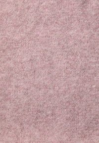 Tela de punto rosa claro con una apariencia suave y texturizada. Presenta una mezcla de fibras que crea una profundidad sutil y calidez en la superficie.