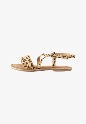 Leopardmønstret flade sandaler med to krydsede stropper og en justerbar spænde, der har en blød beige fodseng og en glat tan sål.
