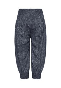Pantaloni corti blu navy con motivi floreali e paisley bianchi intricati, vita elastica e polsini elastici arricciati.