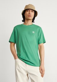 adidas Originals ESSENTIAL TEE - Základné tričko - preloved green