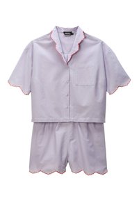Ensemble de pyjama à manches courtes en lavande, fabriqué en coton. Doté de bords festonnés avec une bordure rouge et d'une poche poitrine sur la chemise.