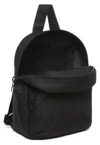 Sac à dos en tissu noir avec un dessus arrondi, une poche avant zippée et des bretelles ajustables. Matériau texturé avec un design robuste et structuré.
