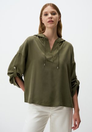 Haut à capuche vert olive avec un col en V, des manches retroussées et un tissu léger ; détails cousus et accents avec cordon réglable.