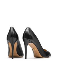Musta nahkakengät, joissa on korkea kantapää ja terävä kärki, sekä hoikka stiletto-korko. Sileä pinta ja vähäiset metalliset yksityiskohdat.