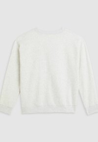 Sweatshirt gris clair à manches longues, avec des poignets et un ourlet côtelés, une texture douce et un col rond. Présente un design simple et épuré.