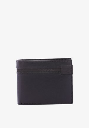 Zwarte leren portemonnee met een gladde textuur, voorzien van een logo-accent, twee kaartslots aan één kant en een eenvoudig bi-fold ontwerp.