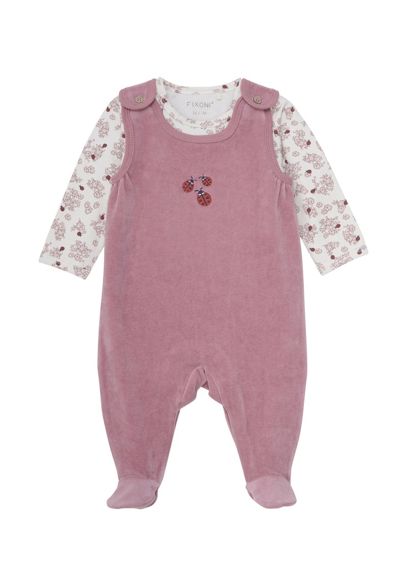 Salopette rose en velours pour bébé avec un intérieur à manches longues fleuri, ornée de broderies de coccinelles et de boutons-pression sur les épaules. Texture douce avec un design de pieds.