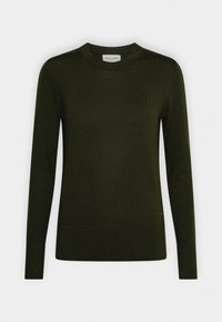 Pull en maille vert foncé à manches longues avec col rond et poignets et ourlet côtelés, présenté sur un fond gris clair uni.
