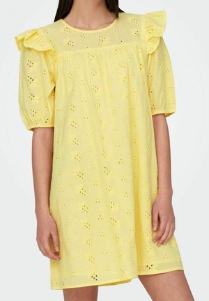 Gelbes Baumwollkleid mit kurzen Puffärmeln und gerafften Details, mit ausgeschnittenen Blumenmustern und lockerem Schnitt.