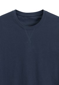 Granatowy sweter z okrągłym dekoltem z detalem w kształcie litery V poniżej dekoltu, wykonany z gładkiego materiału bawełnianego.