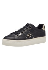 Sneaker in pelle nera con suola in gomma bianca, caratterizzato da occhielli dorati, lacci e dettagli a contrasto sui lati. Texture liscia.