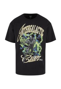 Svart bomull T-skjorte med korte ermer med teksten "Intergalactic Champs" og en grafikk av en superhelt i dynamisk posisjon, omriss i grønt.
