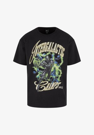 Must have lühikeste varrukatega must puuvillane T-särk, millel on "Intergalactic Champs" tekst ja graafika superkangelasest dünaamilises poosis, roheliselt ääristatud.