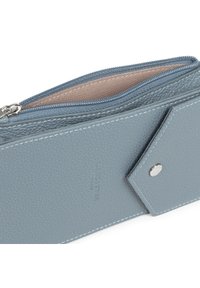 Portefeuille en cuir texturé bleu avec coutures blanches, fermeture éclair partiellement ouverte révélant un intérieur en tissu beige, et poche à bouton-pression à l'avant.