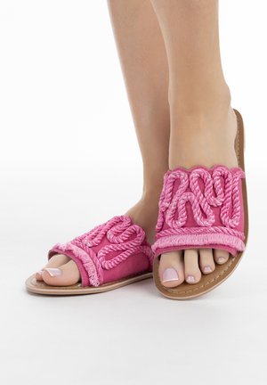 Roze schuif sandalen hebben een dikke gevlochten design met touwaccenten, een zachte stoffen bovenkant en een platte, natuurlcolorige zool. Open teen stijl.