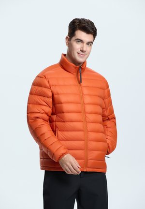 Oranje pufferjack met een hoge kraag, rits aan de voorkant en horizontaal gestikte design. Heeft elastische manchetten en een slanke silhouet.