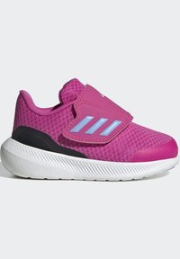 Zapatillas deportivas rosas con una parte superior de tela texturizada, cinta de velcro, tres acentos en azul claro, soporte negro en el talón y suela de goma blanca.