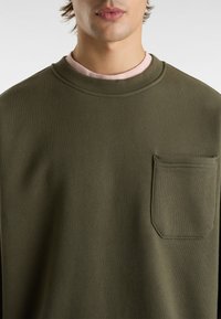 Olijfgroene sweatshirt van een katoenmix, met een ronde halslijn, ribbelige uiteinden en een rechthoekige borstzak.