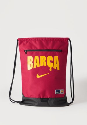 Rød rygsæk med snøre og sort bund, "BARÇA" i store gule bogstaver, gult Nike-logo og små Nike- og FC Barcelona-mærker.