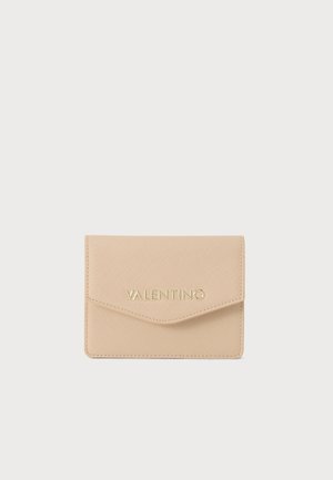 Μπεζ πορτοφόλι Valentino σε στυλ φακέλου με υφή στην επιφάνεια και χρυσά γράμματα στο εμπρόσθιο καπάκι πάνω σε μονόχρωμο φόντο.