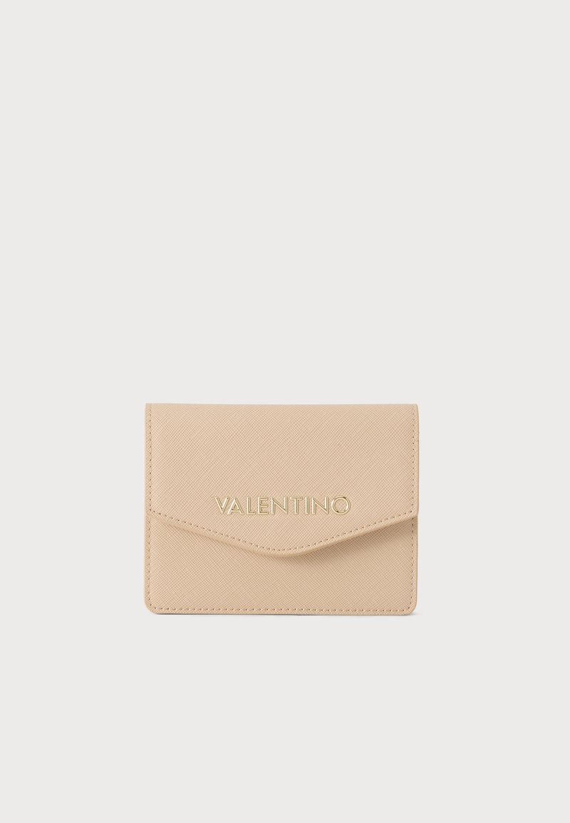 Μπεζ πορτοφόλι Valentino σε στυλ φακέλου με υφή στην επιφάνεια και χρυσά γράμματα στο εμπρόσθιο καπάκι πάνω σε μονόχρωμο φόντο.