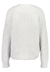 Suéter blanco de punto con un patrón texturizado, puños y dobladillo acanalados, y un corte holgado. Vista trasera que destaca el tejido suelto y el diseño.