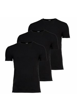 Tre T-shirt nere semplici a maniche corte con scollo a girocollo disposte in formazione sfalsata su uno sfondo bianco.