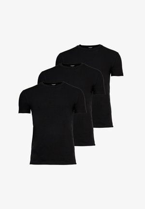 Tre T-shirt nere semplici a maniche corte con scollo a girocollo disposte in formazione sfalsata su uno sfondo bianco.