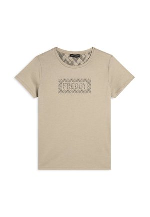 T-shirt in cotone beige con scollo rotondo, caratterizzato da un design grafico grigio con la parola "FREDDY" in un motivo rettangolare sulla parte anteriore.