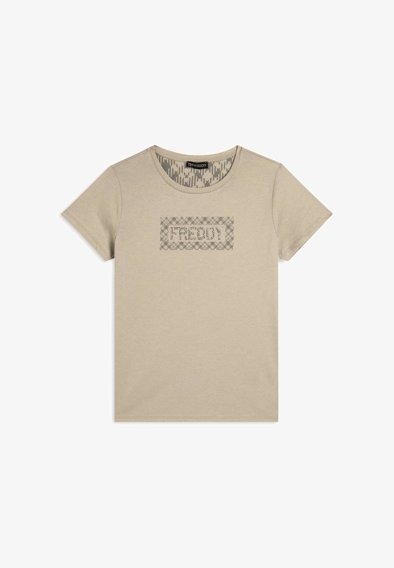 Camiseta de algodón beige con cuello redondo, que presenta un diseño gráfico gris con la palabra "FREDDY" en un patrón rectangular en la parte frontal.