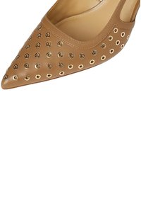 Chaussure en cuir tan à bout pointu avec découpes arrondies et œillets dorés décoratifs sur le dessus. Doublure intérieure lisse et talon modeste.