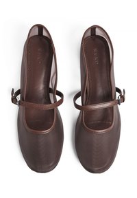 Brązowe buty Mary Jane z gładkiej skóry, o okrągłym nosku i cienkim pasku na kostce, charakteryzujące się klasycznym designem.