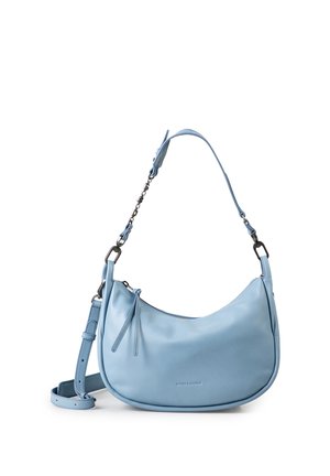 Borsa a mezzaluna in pelle azzurra chiaro con chiusura a cerniera, tracolla regolabile e dettaglio a catena su sfondo bianco.