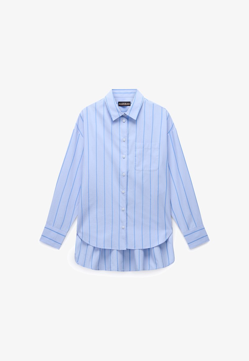 Ανοιχτό μπλε μακρυμάνικο πουκάμισο με κάθετες λευκές ρίγες, κούμπωμα με κουμπιά και μία τσέπη στο στήθος. Διαθέτει στρογγυλεμένη ρεβέρ και πλισαρισμένη πλάτη.