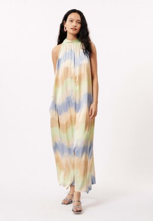 Robe maxi en tissu doux présentant un motif tie-dye dans des teintes pastel de vert, bleu et orange. Design à col halter avec des détails plissés.