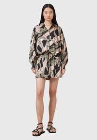 Multi-gepatrooneerde blouse en short set, met een zwarte basis, groene en roze bladeren ontwerp, relaxte pasvorm, knoopsluiting en elastische taille.