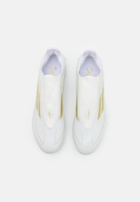 adidas Performance F50 LEAGUE LACELESS FIRM/MULTI-GROUND - Nogometne kopačke za čvrstu podlogu - footwear white/gold metallic