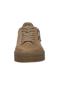 Hellbraune Wildleder-Sneaker mit dicker Sohle, passenden Schnürsenkeln und einem Reißverschluss an der Seite, von vorne auf weißem Hintergrund gezeigt.