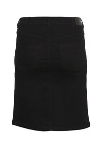 Schwarzer Denimrock mit einem figurbetonten Design, aufgesetzten Gesäßtaschen, leicht ausgefranstem Saum und Gürtelschlaufen. Nähtliche Details betonen die Form.