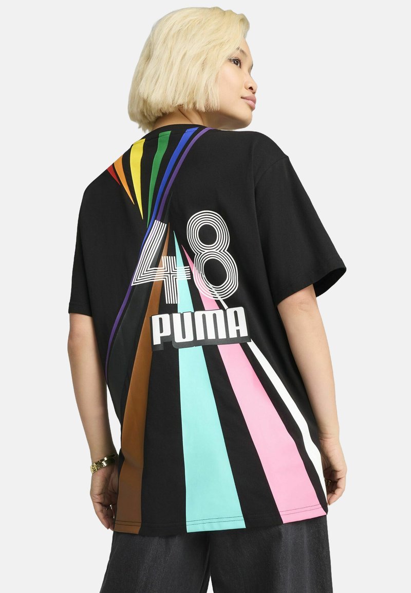 T-shirt nera in cotone con audaci strisce diagonali multicolori, il numero "48" e "PUMA" stampato in grande testo bianco sul retro.