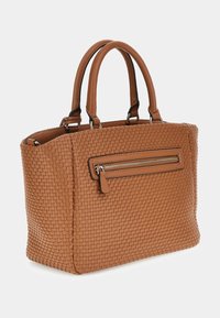 Borsa a tracolla intrecciata in marrone con finitura liscia, doppi manici e tasca con zip anteriore. Presenta una forma rettangolare e una parte superiore robusta.